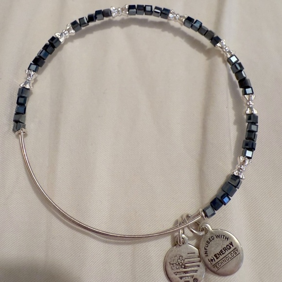 White and Black Beaded Bracelet - Picture 2 of 3